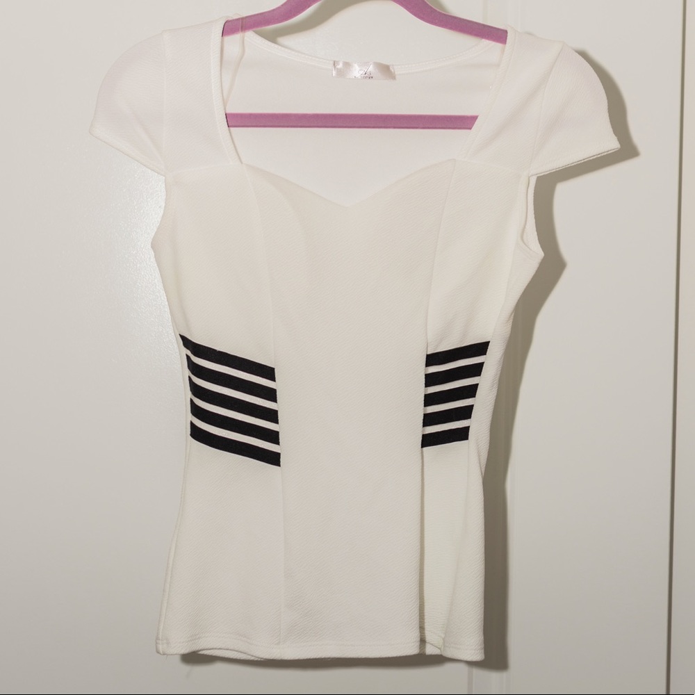 🐼Cute top with sheer cutouts!